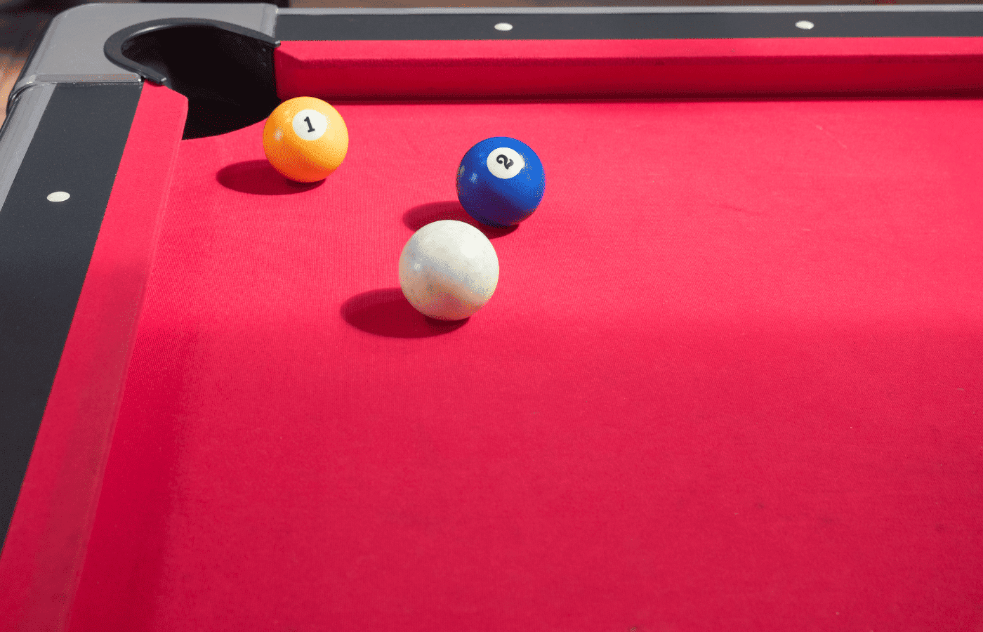 why are some pool tables blue red or green